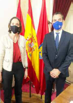 Víctor Malo, alcalde de Ajalvir, junto a la ministra de Turismo, Comercio e Industria, Reyes Maroto.